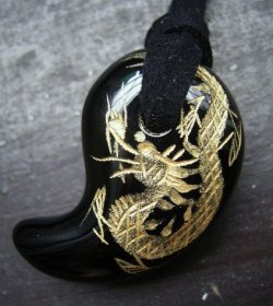 画像1: 龍彫オニキス勾玉ネックレス(金色)