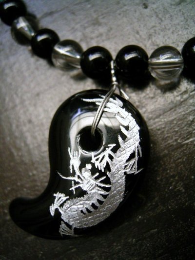 画像1: 龍彫オニキス勾玉(銀)ｘオニキスｘ水晶ネックレス