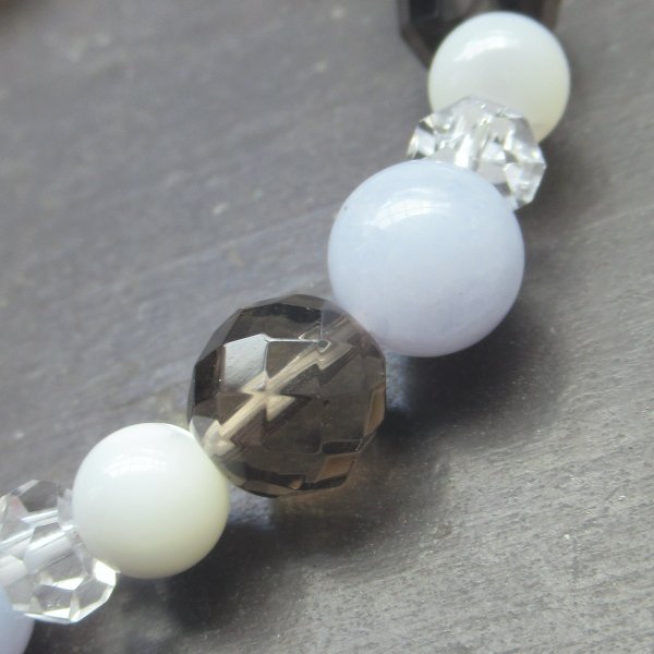 画像2: ブルーレースｘスモーキークォーツｘマザーオブパールブレスレット (2)