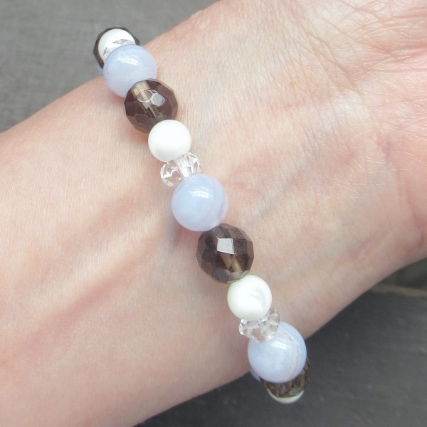 画像3: ブルーレースｘスモーキークォーツｘマザーオブパールブレスレット (3)